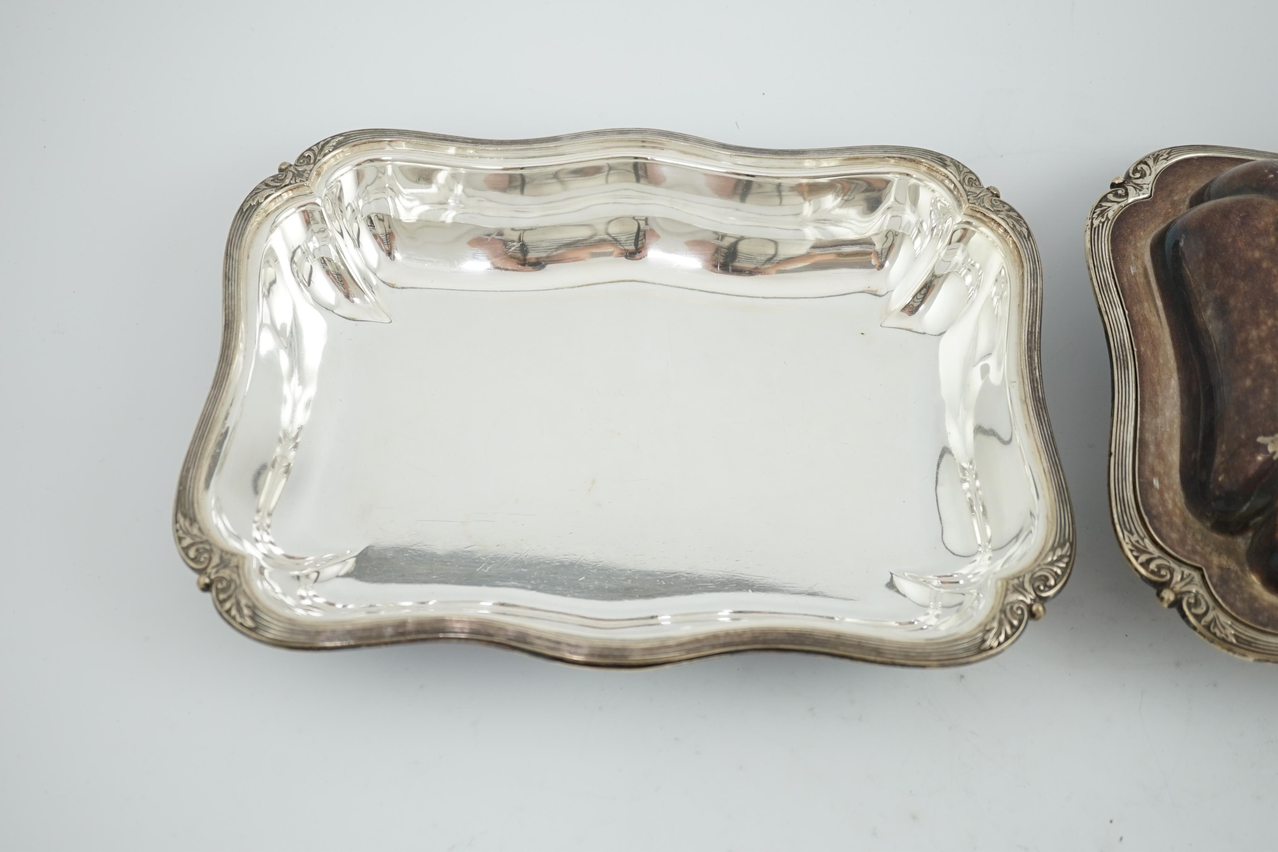 A pair of late Victorian silver entreé dishes and covers, with handles, by Harrison Brothers